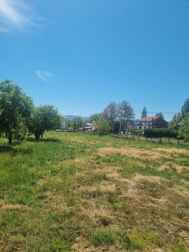 Плац со викендица во Добрејци